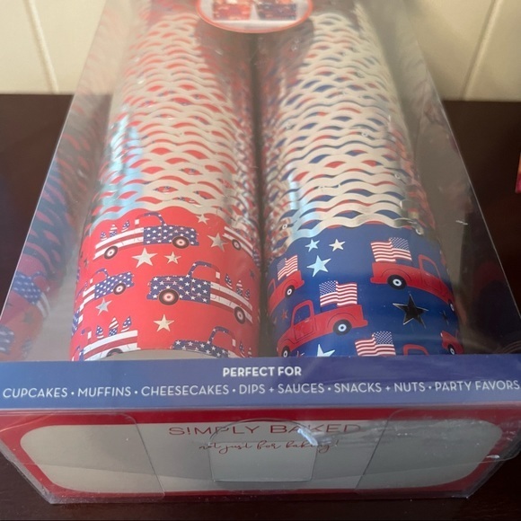 Gnome patriotic paper baking & snack cups 70 count new in box - Picture 3 of 3